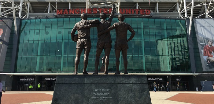 Staty av United Trinity utanför Old Trafford